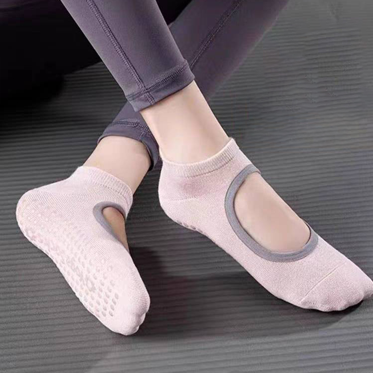 Non-Slip Yoga Socks for Women  - Pilates & Yoga Unleashed International Academy 评论和价格